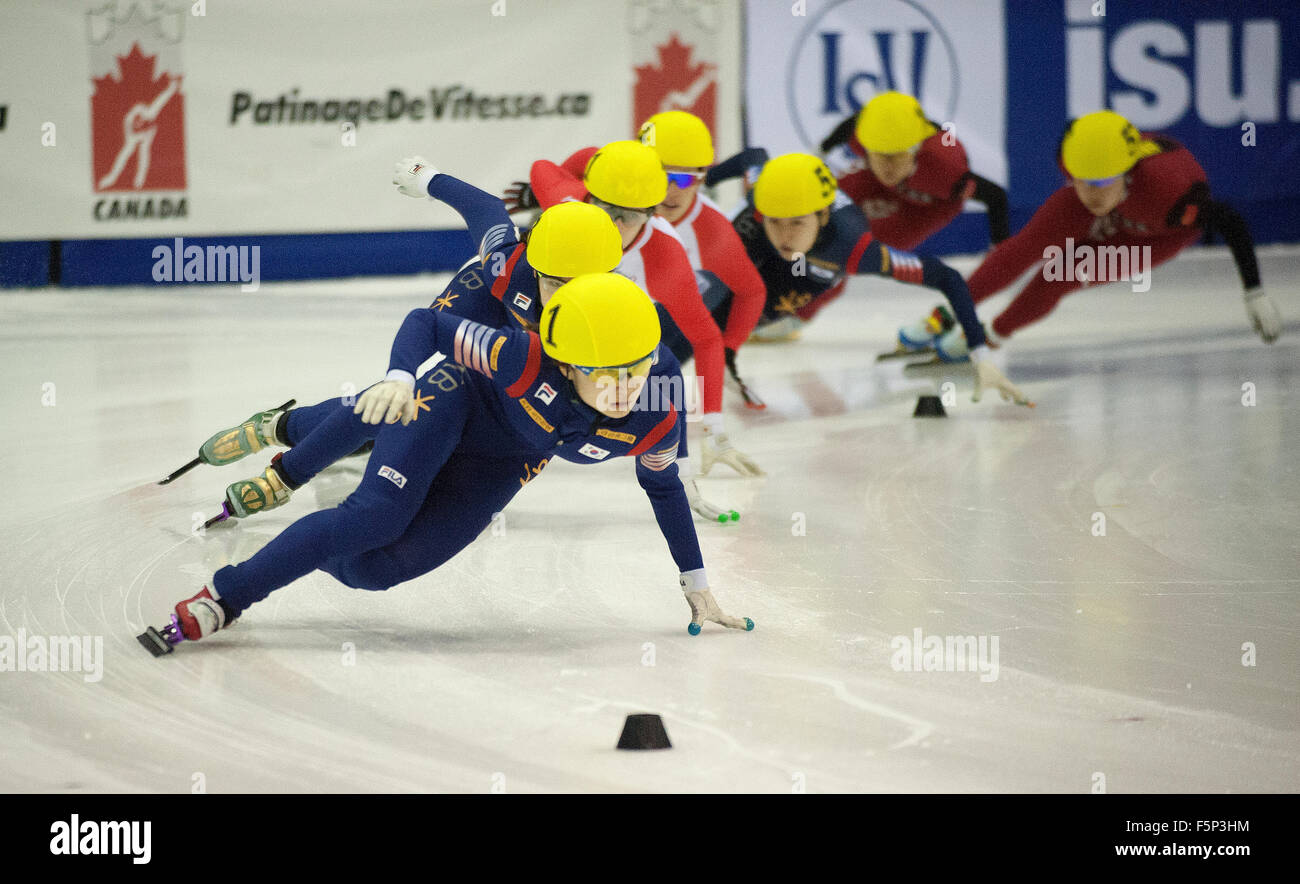 Toronto, Canada. 7 Novembre 2015: ISU WORLD CUP Short Track, Toronto - Minjeongx Choi (1) (KOR) sulla sua strada per la vittoria in campo femminile 1500m finale. Foto: Peter Llewellyn/Alamy Live News Foto Stock