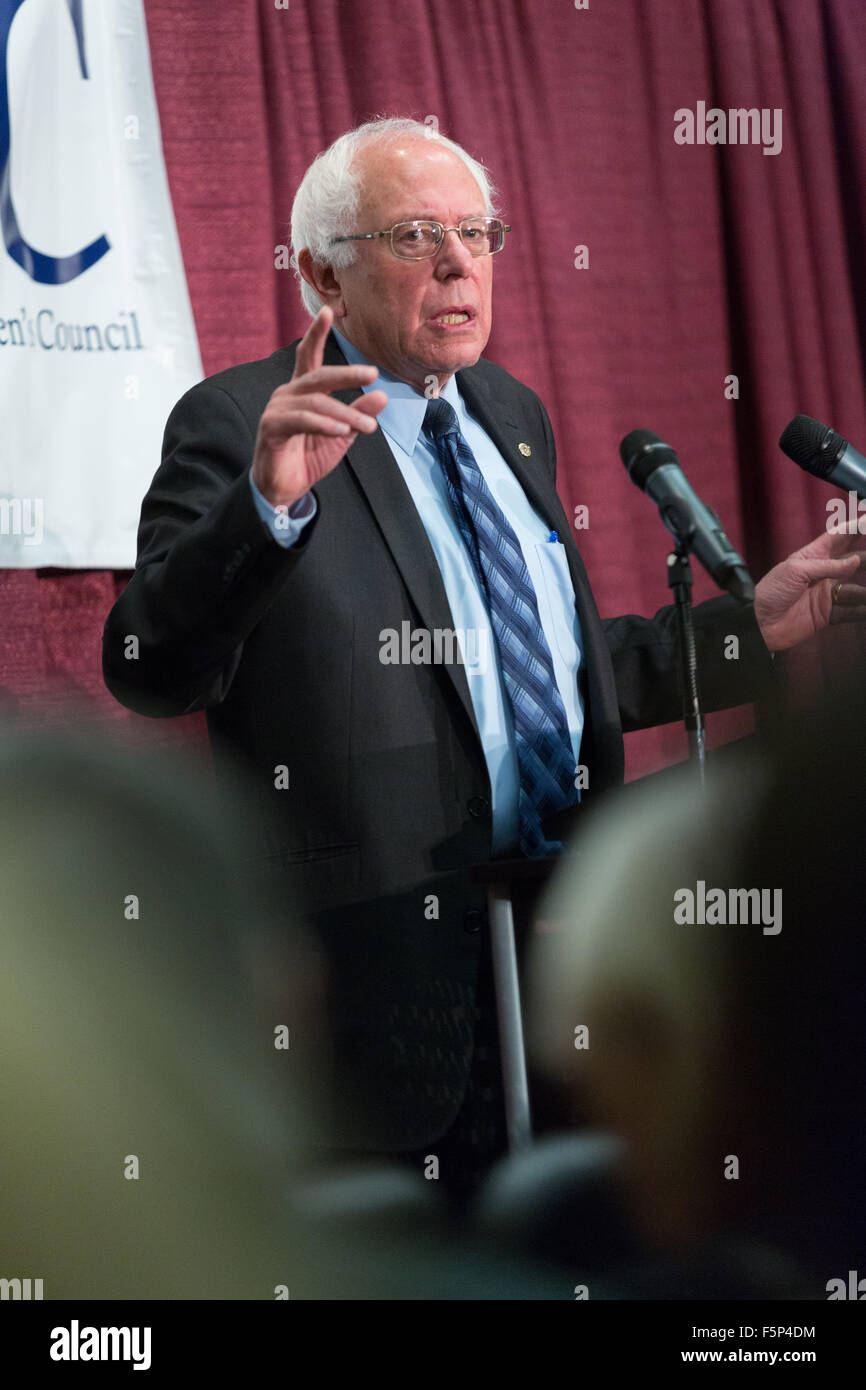 Candidato presidenziale democratico il senatore Bernie Sanders risolve il 2015 sud riunione regionale della Federazione nazionale delle donne democratiche a Winthrop University Novembre 7, 2015 in Rock Hill, Carolina del Sud. Foto Stock