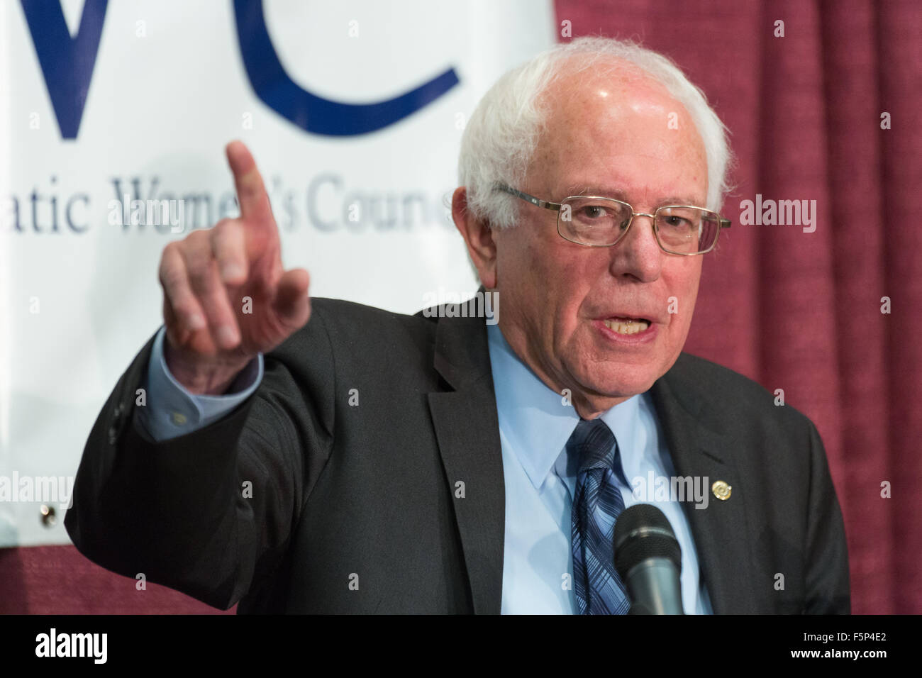 Candidato presidenziale democratico il senatore Bernie Sanders risolve il 2015 sud riunione regionale della Federazione nazionale delle donne democratiche a Winthrop University Novembre 7, 2015 in Rock Hill, Carolina del Sud. Foto Stock