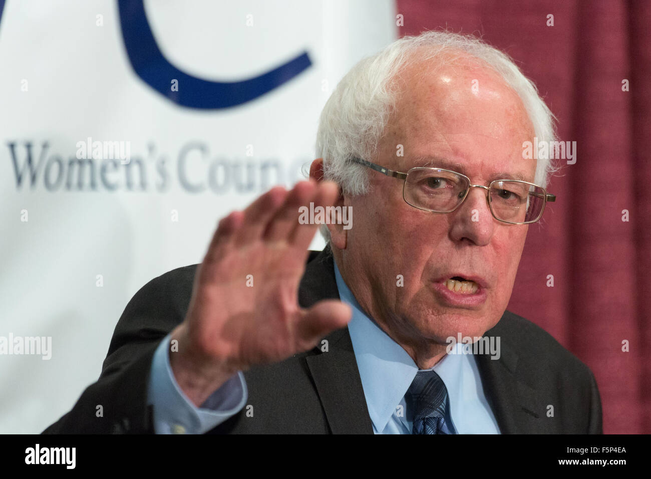 Candidato presidenziale democratico il senatore Bernie Sanders risolve il 2015 sud riunione regionale della Federazione nazionale delle donne democratiche a Winthrop University Novembre 7, 2015 in Rock Hill, Carolina del Sud. Foto Stock