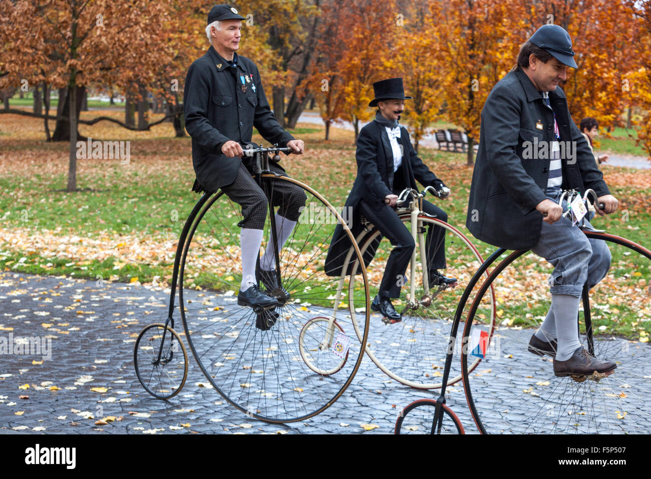 Persone in una tradizionale corsa di biciclette di Penny Farthing. I partecipanti indossavano costumi d'epoca, Praga, Letna Park Autumn Repubblica Ceca Foto Stock
