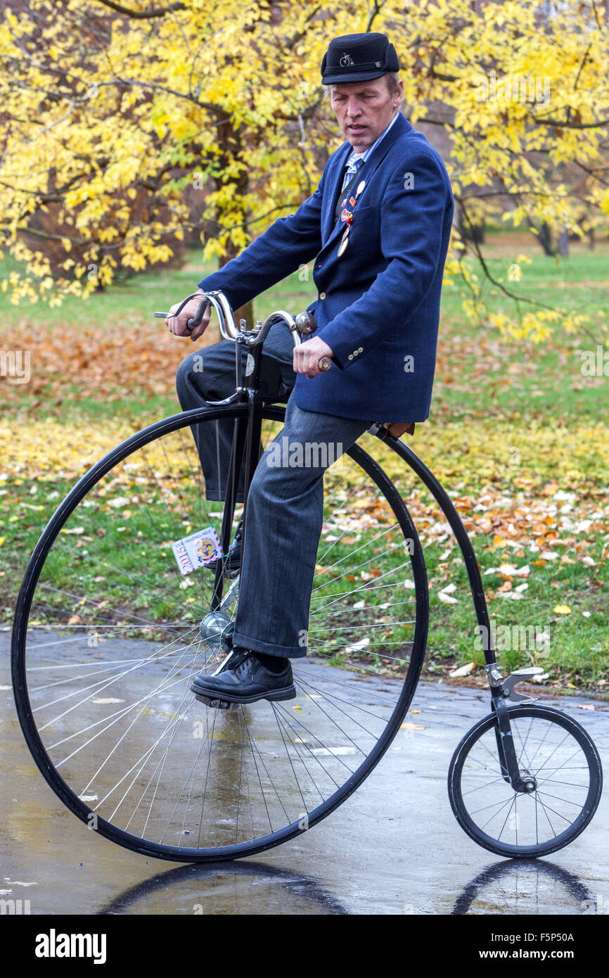 Uomo in bicicletta tradizionale Penny Farthing race.Riding Velocipede Foto Stock