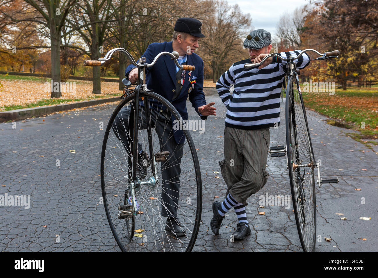 Gente in una corsa tradizionale della bicicletta. Praga Repubblica Ceca partecipanti vestiti in costumi d'epoca Foto Stock