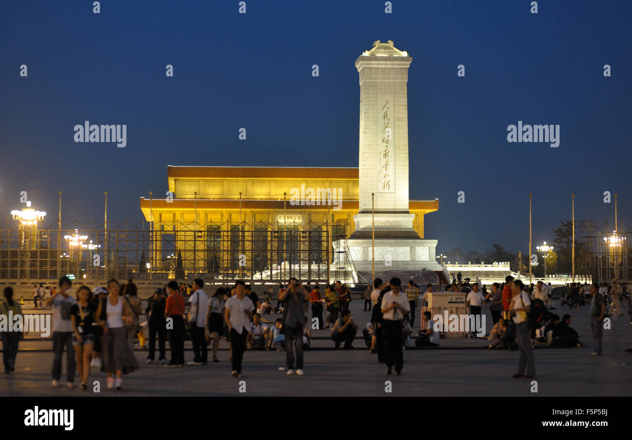 Piazza Tiananmen e il 38 metri (125 ft) alto monumento al popolo gli eroi, Pechino CN Foto Stock