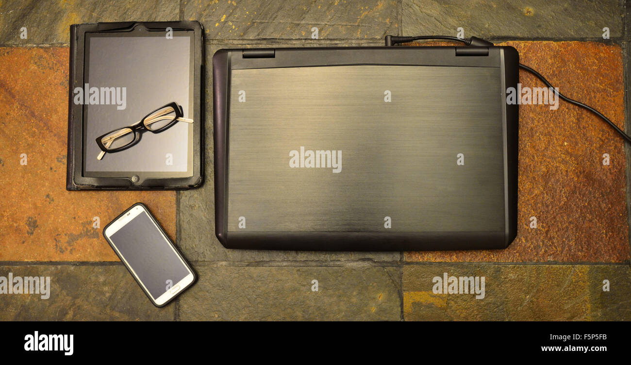 Dispositivi di tecnologia compresi computer, tablet e telefono cellulare. Dispositivo di comunicazione per il sociale e mediale di lavorare e di giocare e il collegamento. Foto Stock