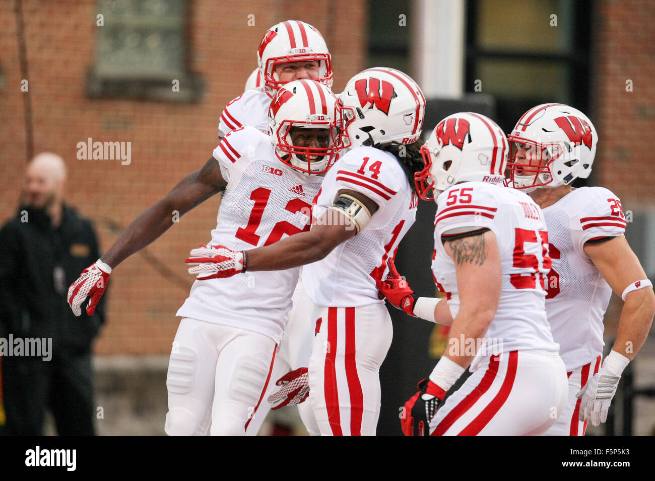 College Park. Maryland, Stati Uniti d'America. 7 Nov, 2015. Wisconsin Badgers cornerback Natrell Jamerson #12 festeggia con i compagni di squadra dopo un 98 yard del kickoff di ritorno per un touchdown durante la prima metà del NCAA Football gioco tra il Maryland Terrapins e Wisconsin Badgers a Byrd Stadium in College Park MD. Kenya Allen/CSM/Alamy Live News Foto Stock