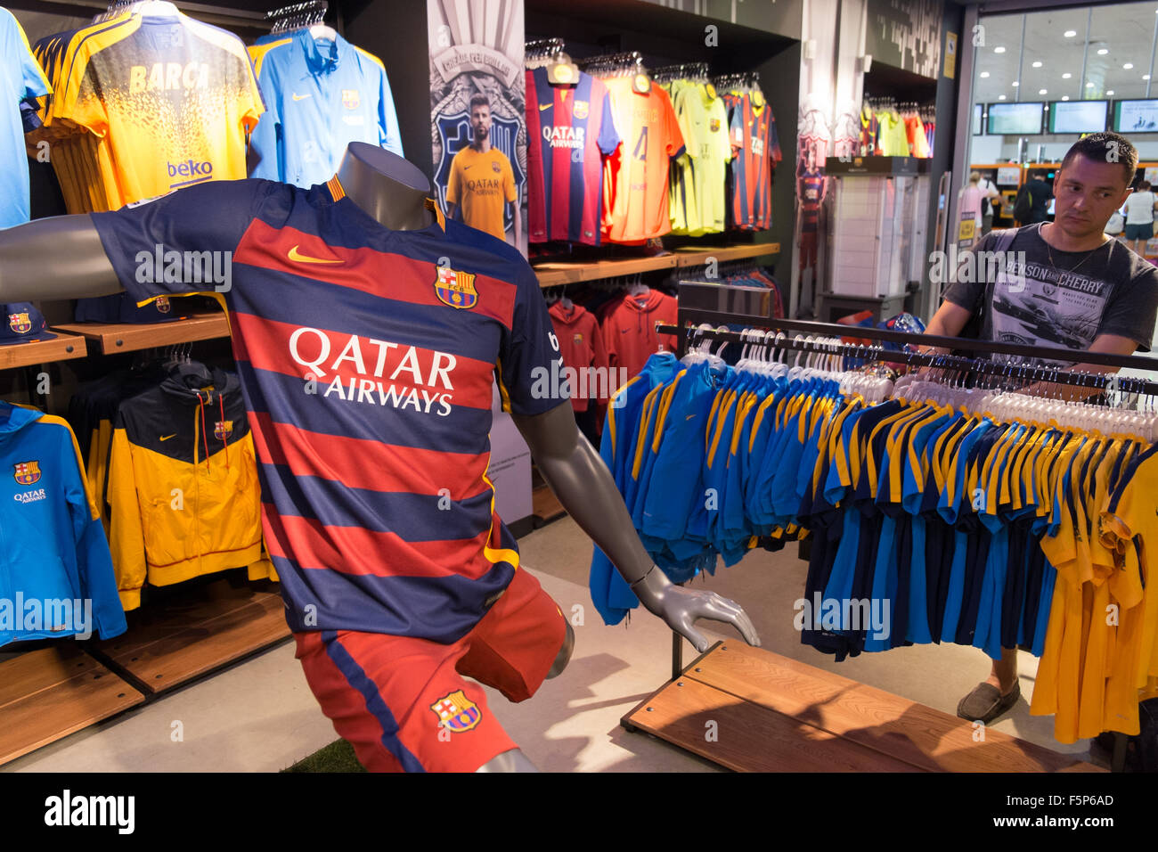 Gazzetta Barcelona Football Club shop,uscita al Concourse a Sants ad alta velocità,TGV, stazione ferroviaria,Barcellona,Cataluña,Spagna, Foto Stock