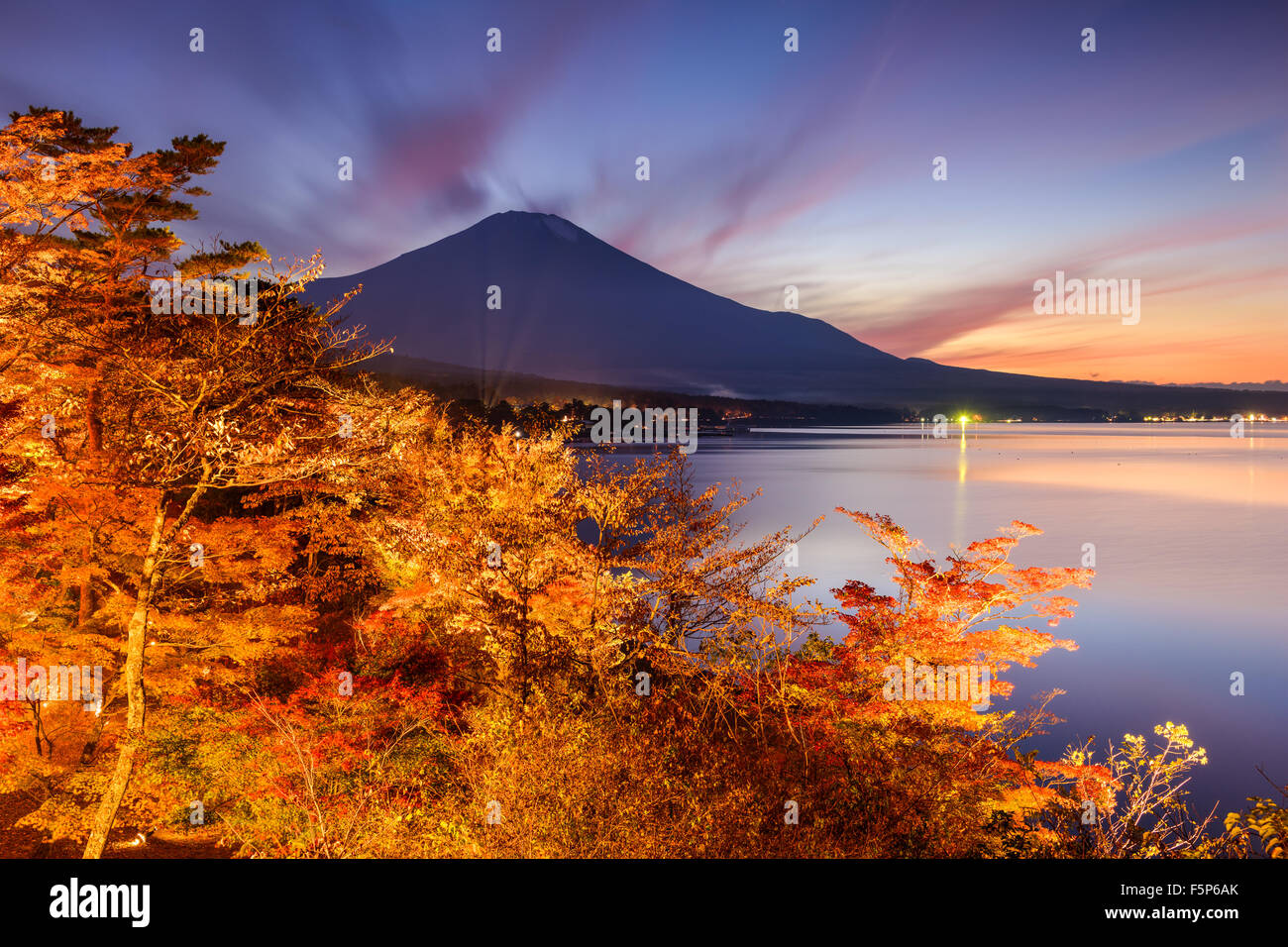 Il monte Fuji e i fiori di ciliegio in primavera in Giappone | Immagine