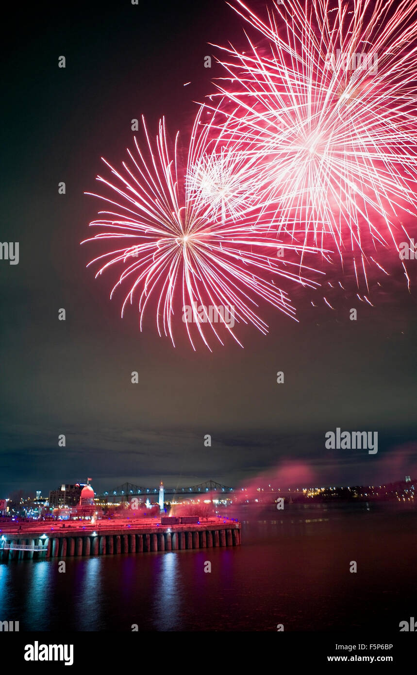 Crisantemo rosso fuochi d'artificio bombe aeree esplodere nel cielo di Montreal. Foto Stock