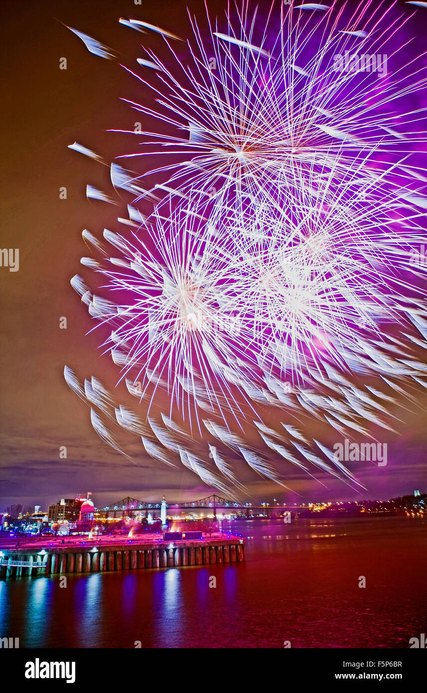 Viola antenna crisantemo bomba esplode in uno spettacolo di fuochi d'artificio a Montreal, Quebec, Canada. Foto Stock