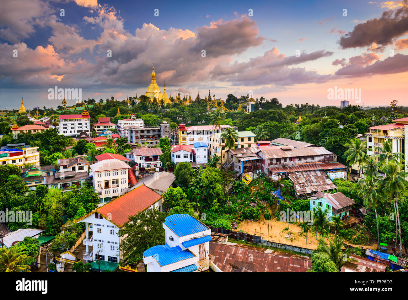 Yangon, Myanmar lo skyline della citta'. Foto Stock