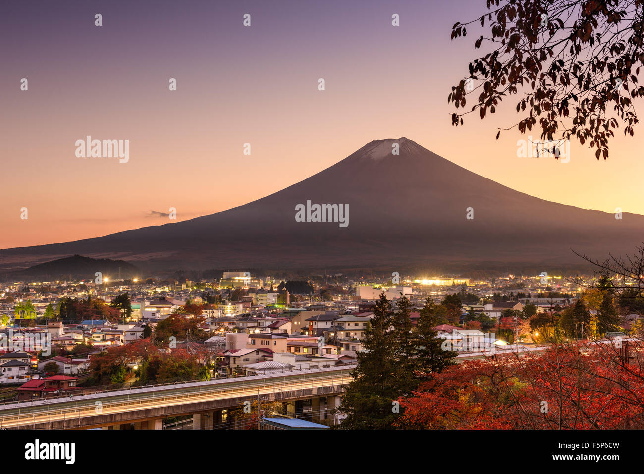 Mt. Fuji sorge su Fujiyoshida, Giappone in autunno. Foto Stock