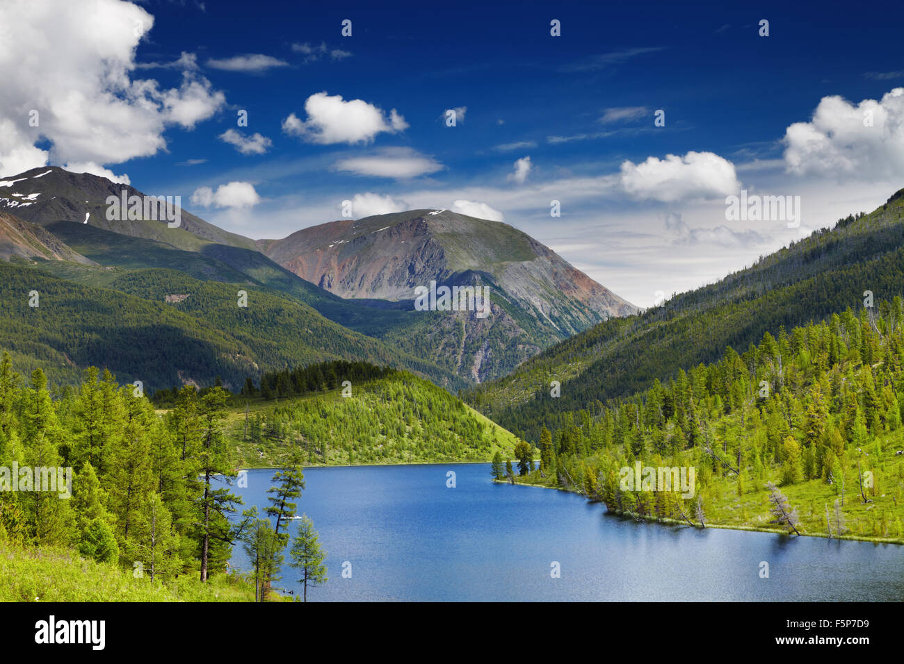 Il bel lago nelle montagne di Altai Foto Stock