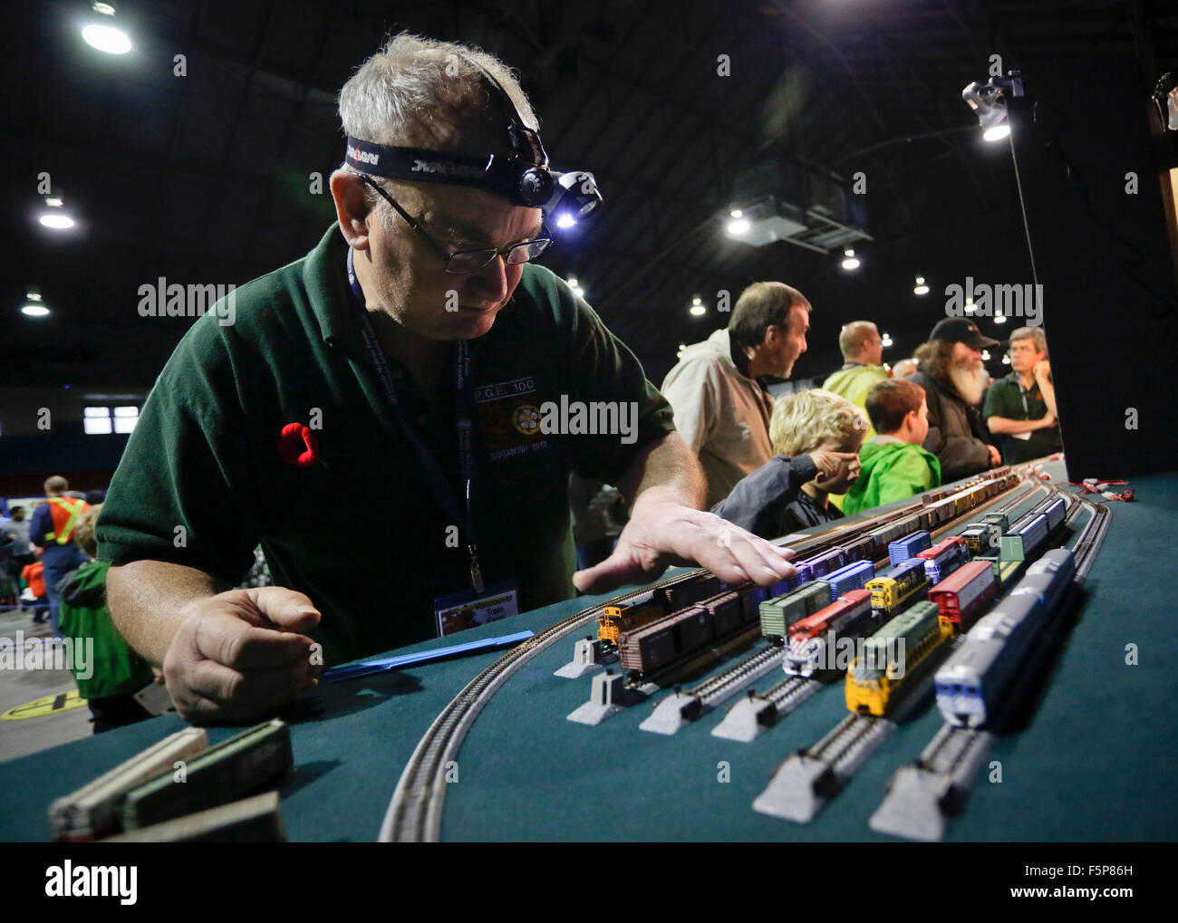 Vancouver, Canada. 7 Nov, 2015. Un treno in miniatura enthusiast controlli sulla sua miniatura collezioni del treno durante la trentatreesima Vancouver Expo Ferroviaria a Vancouver in Canada, su nov. 7, 2015. La trentatreesima Vancouver Expo Ferroviaria è British Columbia il più grande modello di treno mostrano, con 300 treni in miniatura e gli appassionati di ferroviaria di mostrare le loro creazioni e attira più di 5 mila spettatori a partecipare alla manifestazione. Credito: Liang Sen/Xinhua/Alamy Live News Foto Stock