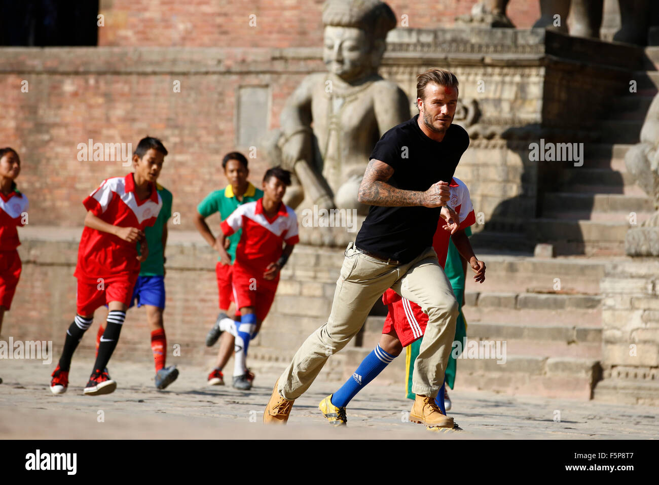 Kathmandu, Nepal. 6 Nov, 2015. La star del calcio DAVID BECKHAM gioca a calcio con i bambini della scuola di fronte al tempio Nyatapol, Bhaktapur. Beckham, un ambasciatore di benevolenza per l'UNICEF, ha volato a Kathmandu dal Nepal dopo la riproduzione del primo match della carità serie. Un documentario 'David Beckham: per amore del gioco" commissionato dalla BBC, è filmata. Credito: csm/Alamy Live News Foto Stock