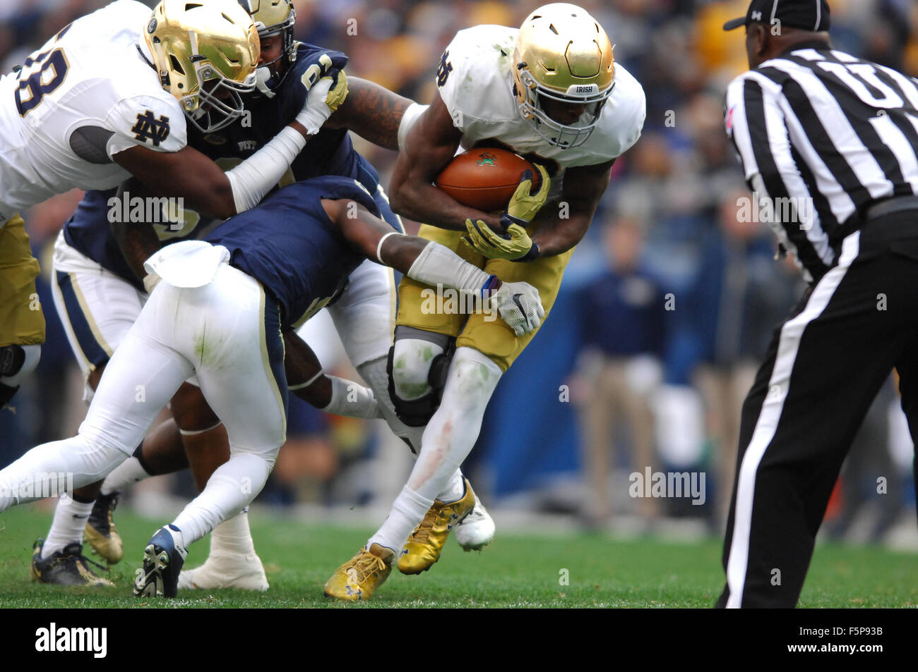 Pittsburgh, PA, Stati Uniti d'America. 7 Nov, 2015. Josh Adams #33 durante la Notre Dame vs Pitt Panthers gioco all'Heinz Field di Pittsburgh, PA. Jason Pohuski/CSM/Alamy Live News Foto Stock