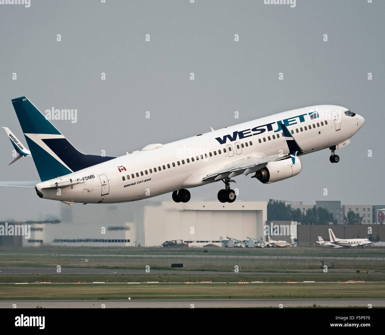 Un Westjet Boeing 737-800 (C-FDMB) jetliner decolla dall'Aeroporto Internazionale di Calgary Foto Stock