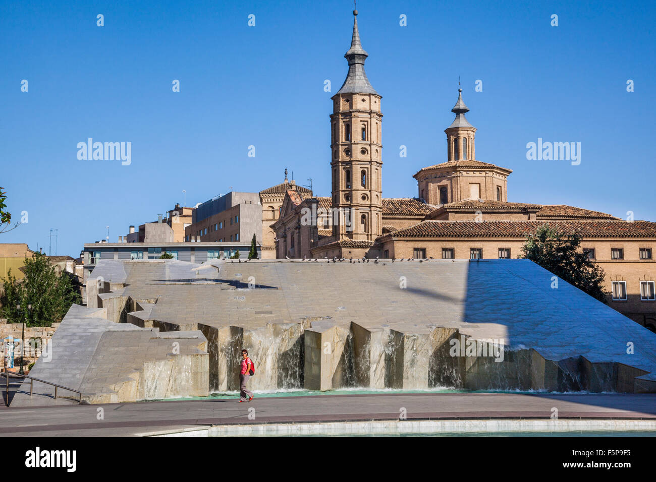 Spagna Aragona, Saragozza, la Fuente de la Hispanidad a Pilar Square che simboleggia il mondo ispanico. Foto Stock