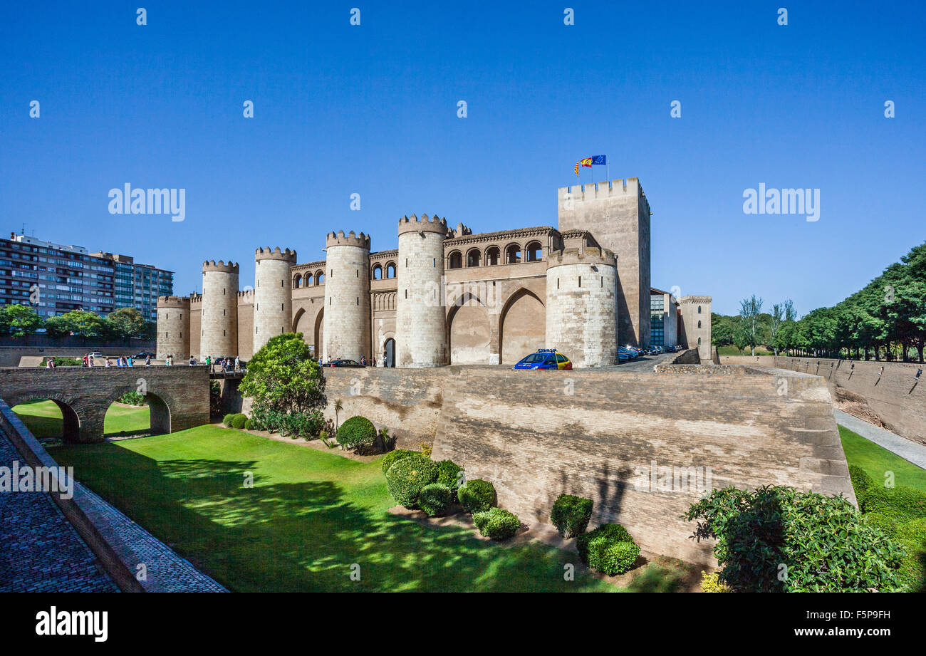 Spagna Aragona, Saragozza, vista del Castillo de la Aljafería Palace, palazzo fortificato costruito nel XI secolo Foto Stock