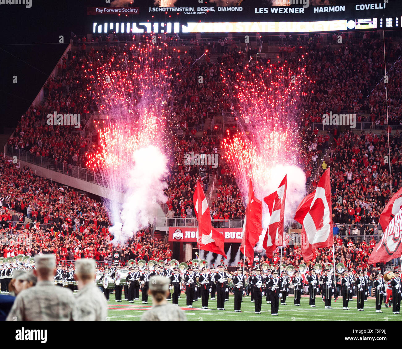 Columbus, Ohio, Stati Uniti d'America. 7 Nov, 2015. Fuochi d'artificio si spengono prima di una stagione regolare il gioco tra la Ohio State Buckeyes e del Minnesota Golden i Gopher in Columbus, Ohio. Brent Clark/CSM/Alamy Live News Foto Stock