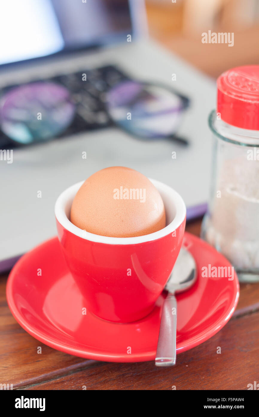 Medio di uova sode colazione sulla stazione di lavoro, stock photo Foto Stock