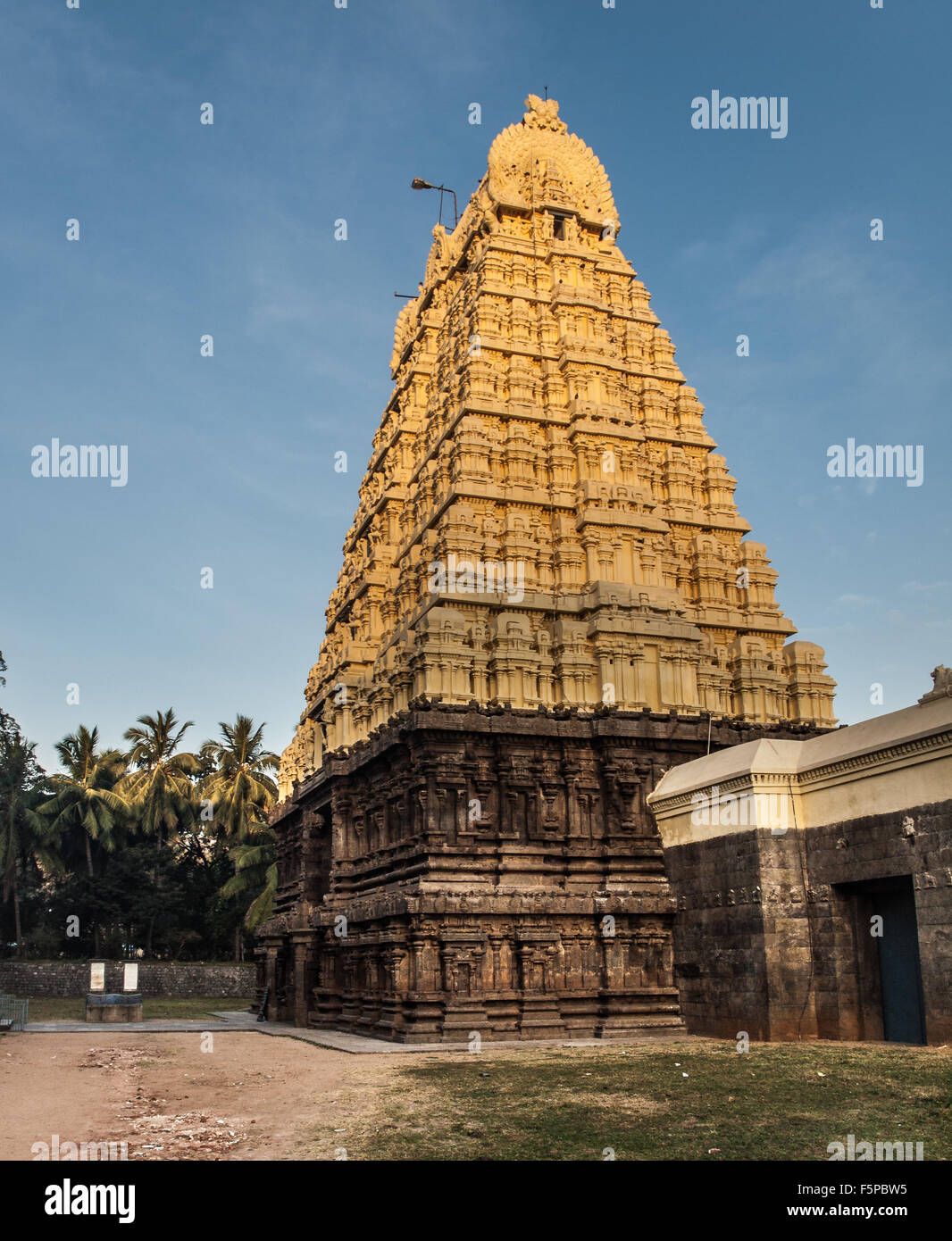 La cupola del Tempio di jalakanteshwara all'interno di Vellore fort, India. Un luogo di culto per gli induisti Foto Stock