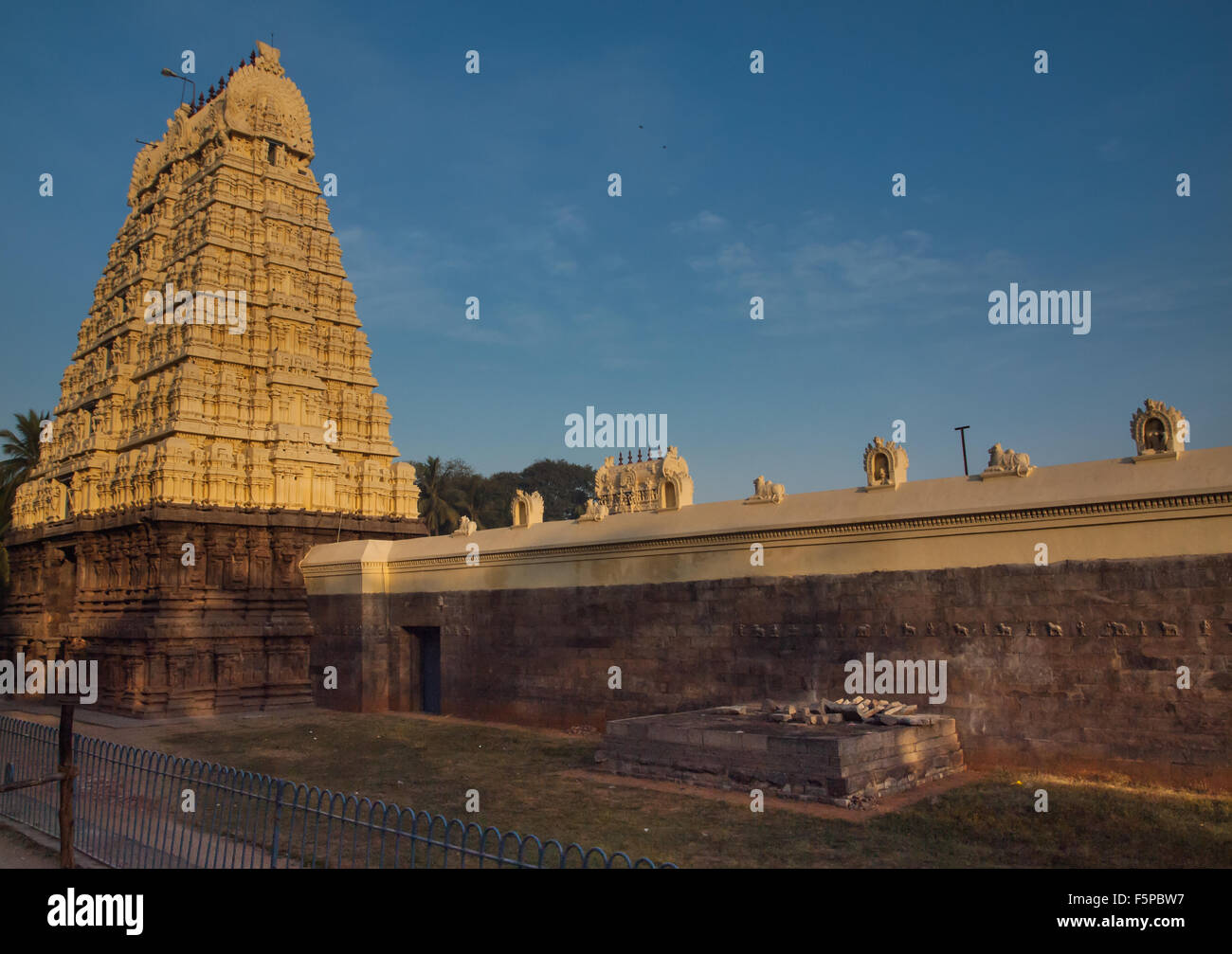 La cupola del Tempio di jalakanteshwara all'interno di Vellore fort, India. Un luogo di culto per gli induisti Foto Stock
