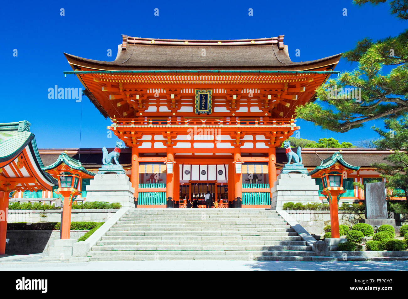 Tempio di Orange ingresso dell'edificio di Fushimi Inari Taisha a Kyoto in Giappone in una limpida giornata di sole Foto Stock