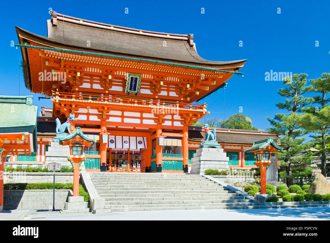 Tempio di Orange ingresso dell'edificio di Fushimi Inari Taisha a Kyoto in Giappone in una limpida giornata di sole Foto Stock