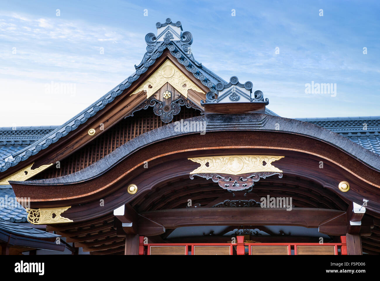 Tempio di dettaglio del tetto in Fushimi Inari Taisha a Kyoto in Giappone Foto Stock