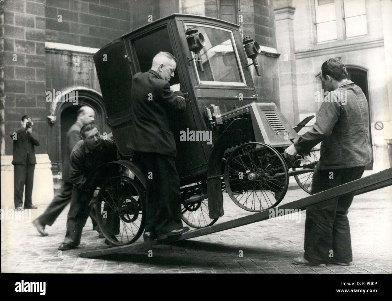 1956 - la più antica vettura Renault risale al museo dopo essere stato in mostra presso il Conservatorio di Parigi di arti e mestieri, uno dei più antichi esistenti di vetture Renault costruito nel 1899 è stato nuovamente trasferito al Museo dell'automobile in Compiegne, nei pressi di Parigi. OPS: l'auto antiquate trasportato su un carrello che lo prenderà a Compiegne. Maggio 30/55 © Keystone Pictures USA/ZUMAPRESS.com/Alamy Live News Foto Stock