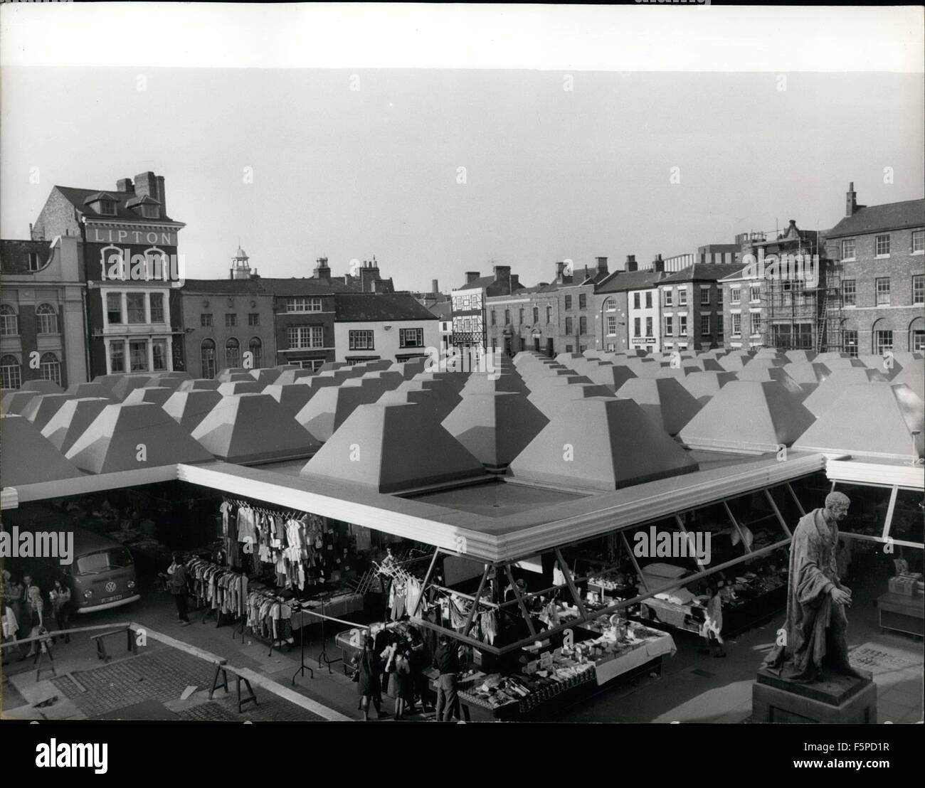 1980 - di indovinare che cosa è questo?; No, non si tratta di un serbatoio separatore o parte di un sistema di difesa - sebbene questi 11ft square, 5 1/2 piedi alta poliestere rinforzato con fibra di vetro di unità di dare a tale aspetto. È il nuovo tetto del vecchio mercato di Leicester. © Keystone Pictures USA/ZUMAPRESS.com/Alamy Live News Foto Stock