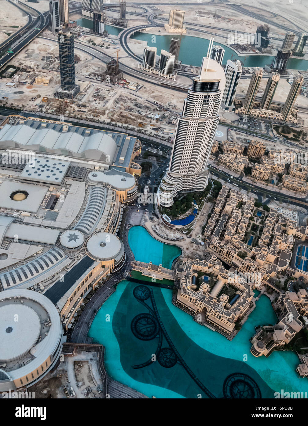 Una vista di Dubai gli edifici del paesaggio urbano e dalla parte superiore del Burj Khalifa Foto Stock