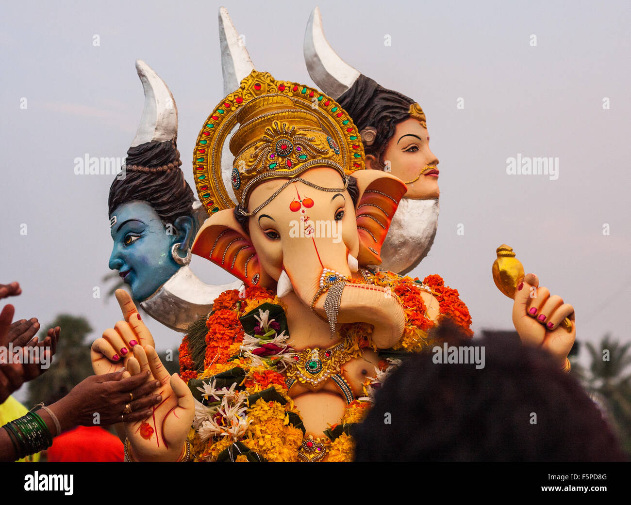 Ganesh idolo in processione Foto Stock