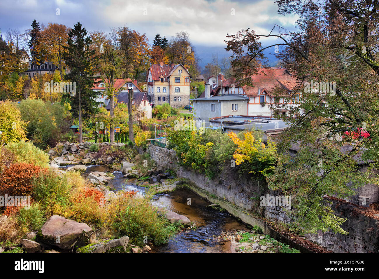 Szklarska Poreba cittadina e Kamienna River in autunno, Bassa Slesia, a sud-ovest della Polonia. Foto Stock