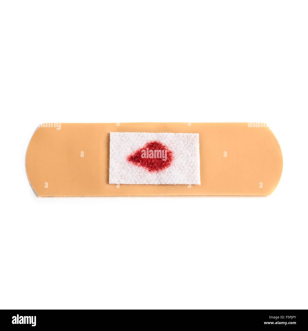 Cerotto adesivo con una goccia di sangue, studio shot. Foto Stock