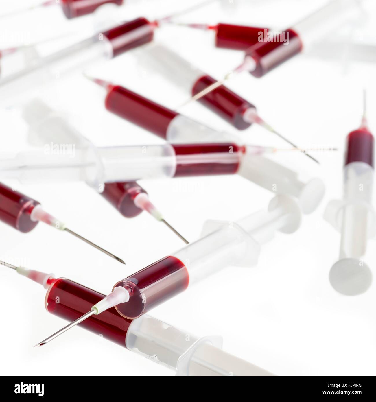 I campioni di sangue in siringhe contro uno sfondo bianco. Foto Stock