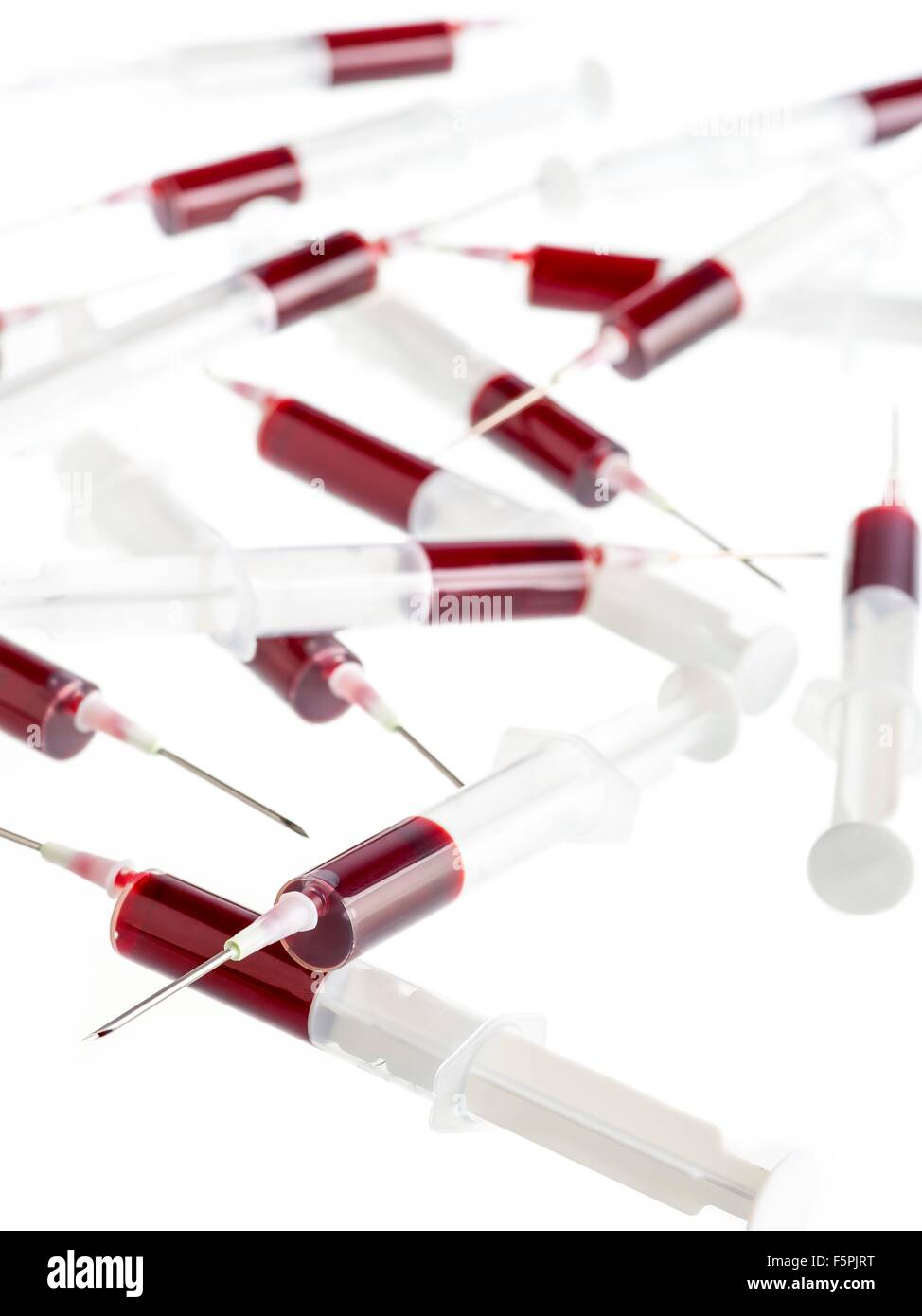 I campioni di sangue in siringhe contro uno sfondo bianco. Foto Stock
