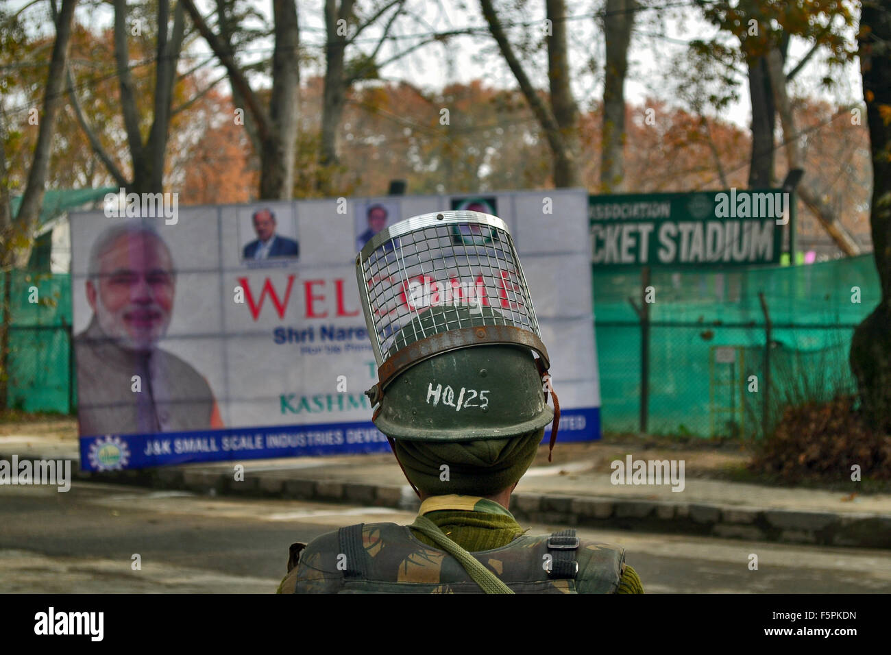 Un indiano si riserva centrale forza di polizia (CRPF) soldato avviso sorge fuori la Sheri Kashmir Cricket Stadium davanti al Primo Ministro indiano Narendra Modi la visita. Foto Stock