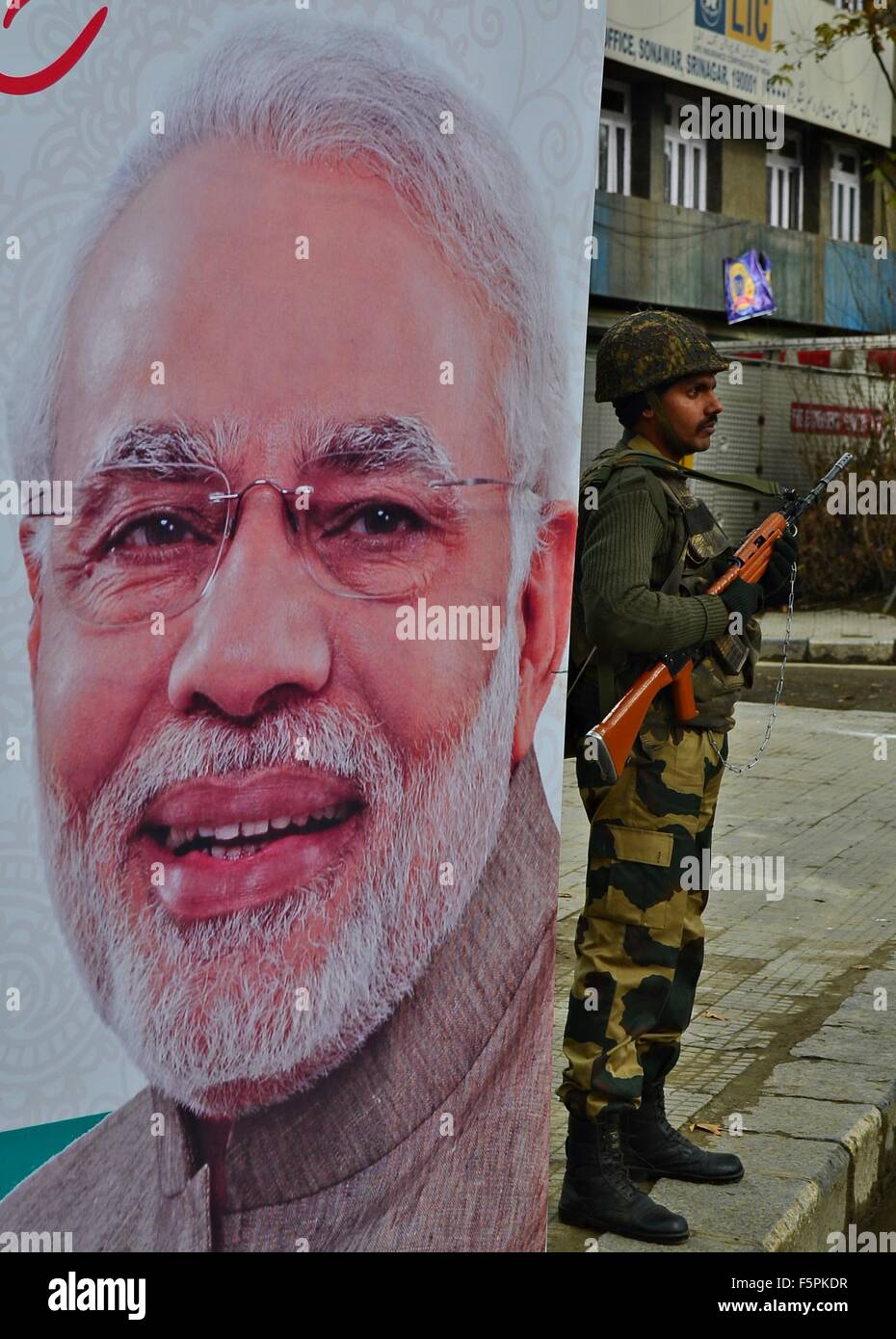 Un indiano di polizia stand personale avviso in Srinagar davanti a PM indiano Modi della visita in Kashmir. Foto Stock