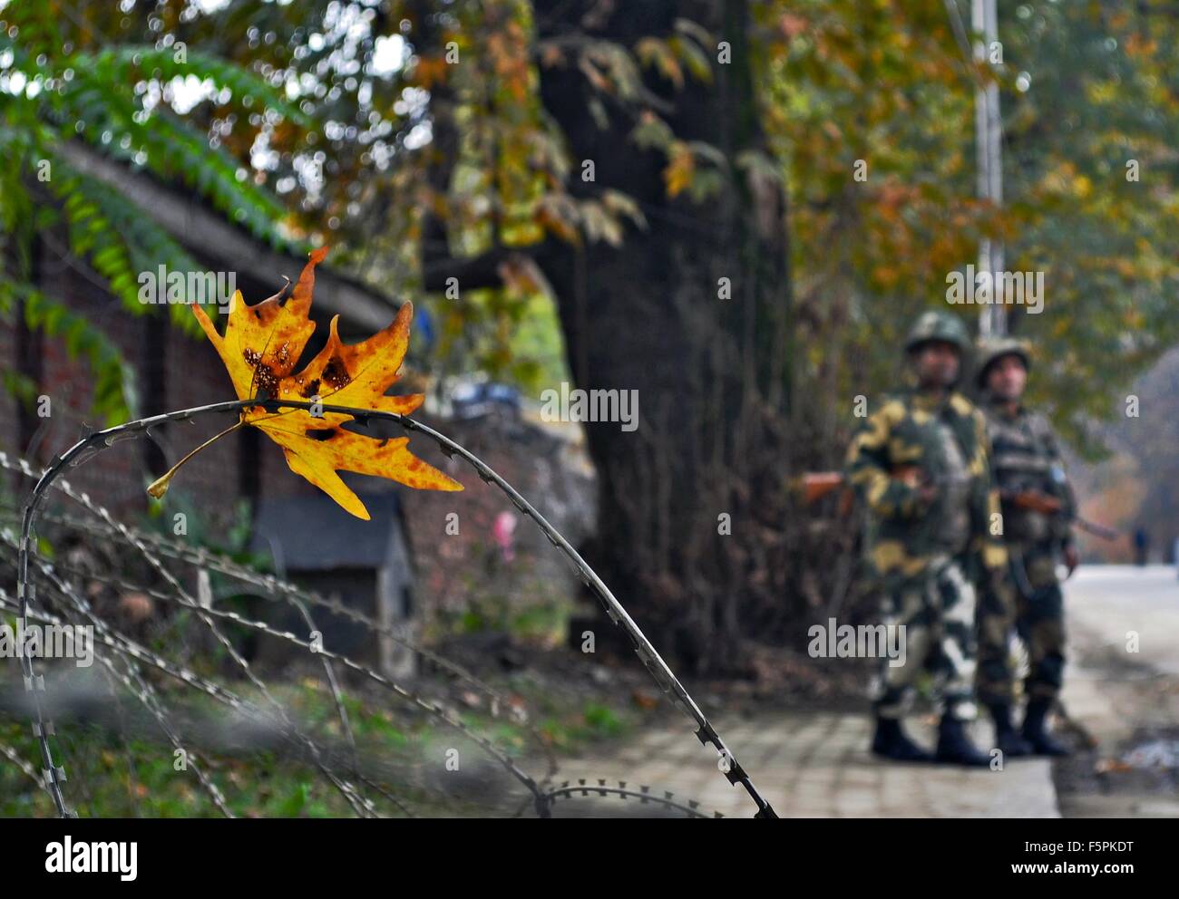 Le restrizioni sono state imposte su Sabato attraverso Srinagar città davanti al Primo Ministro Narendra Modi della visita in Kashmir. Foto Stock