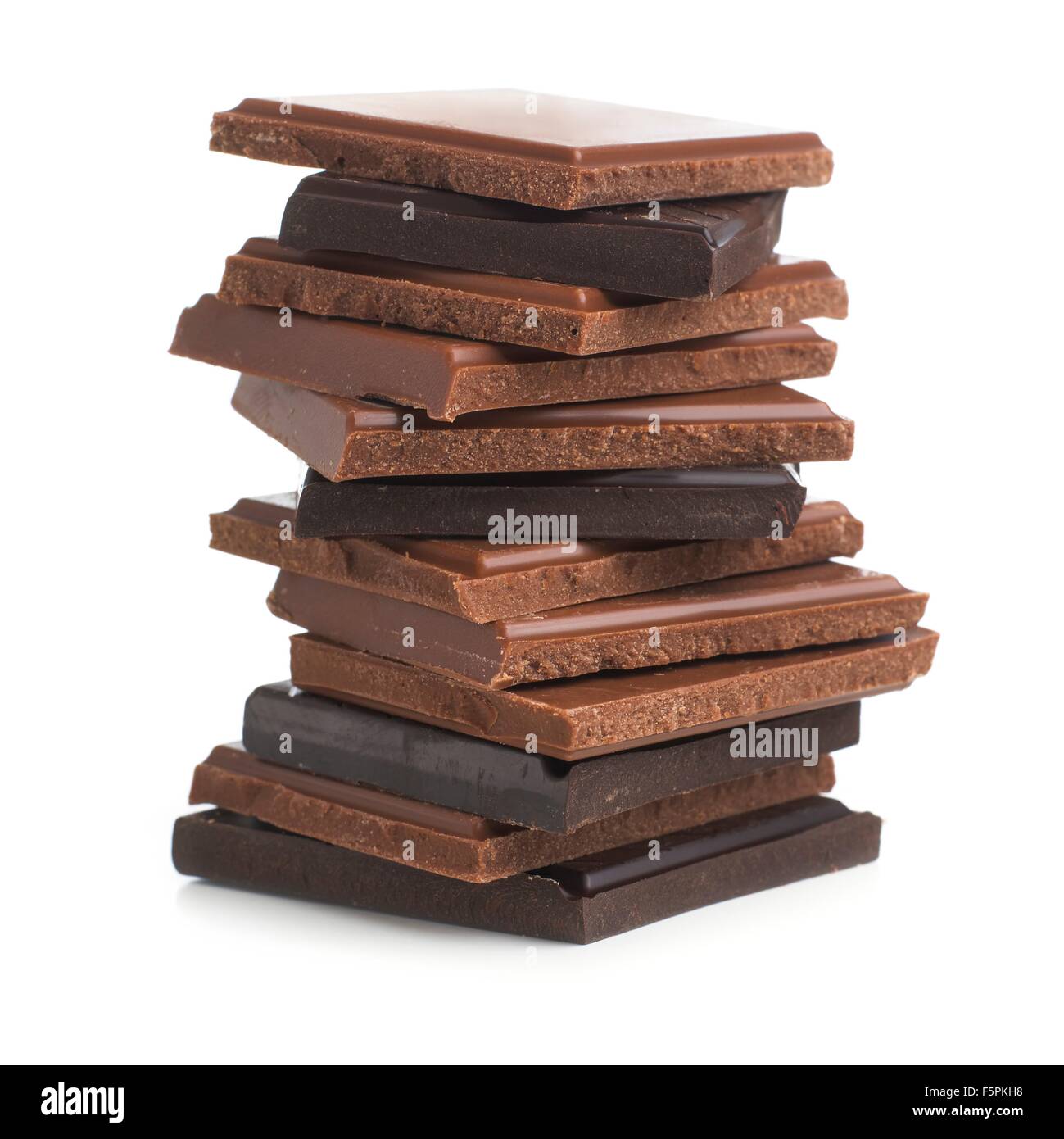 Latte e cioccolato fondente contro uno sfondo bianco. Foto Stock