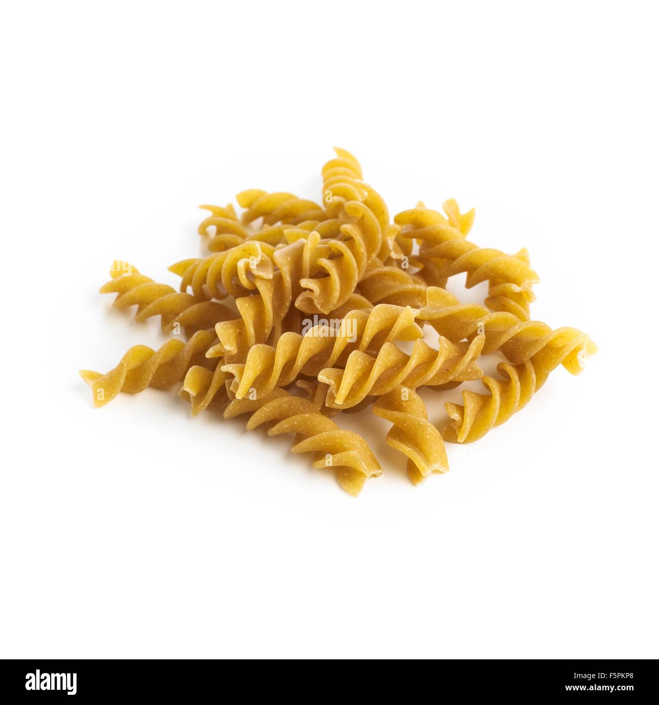 Fusilli integrali contro uno sfondo bianco. Foto Stock