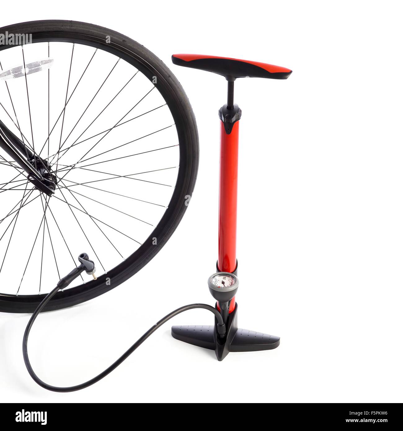 La ruota di bicicletta e pompa da bicicletta contro uno sfondo bianco. Foto Stock