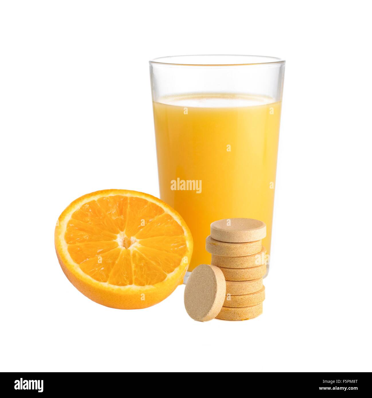 Succo di arancia, succo di arancia e vitamina c compresse contro uno sfondo bianco. Foto Stock