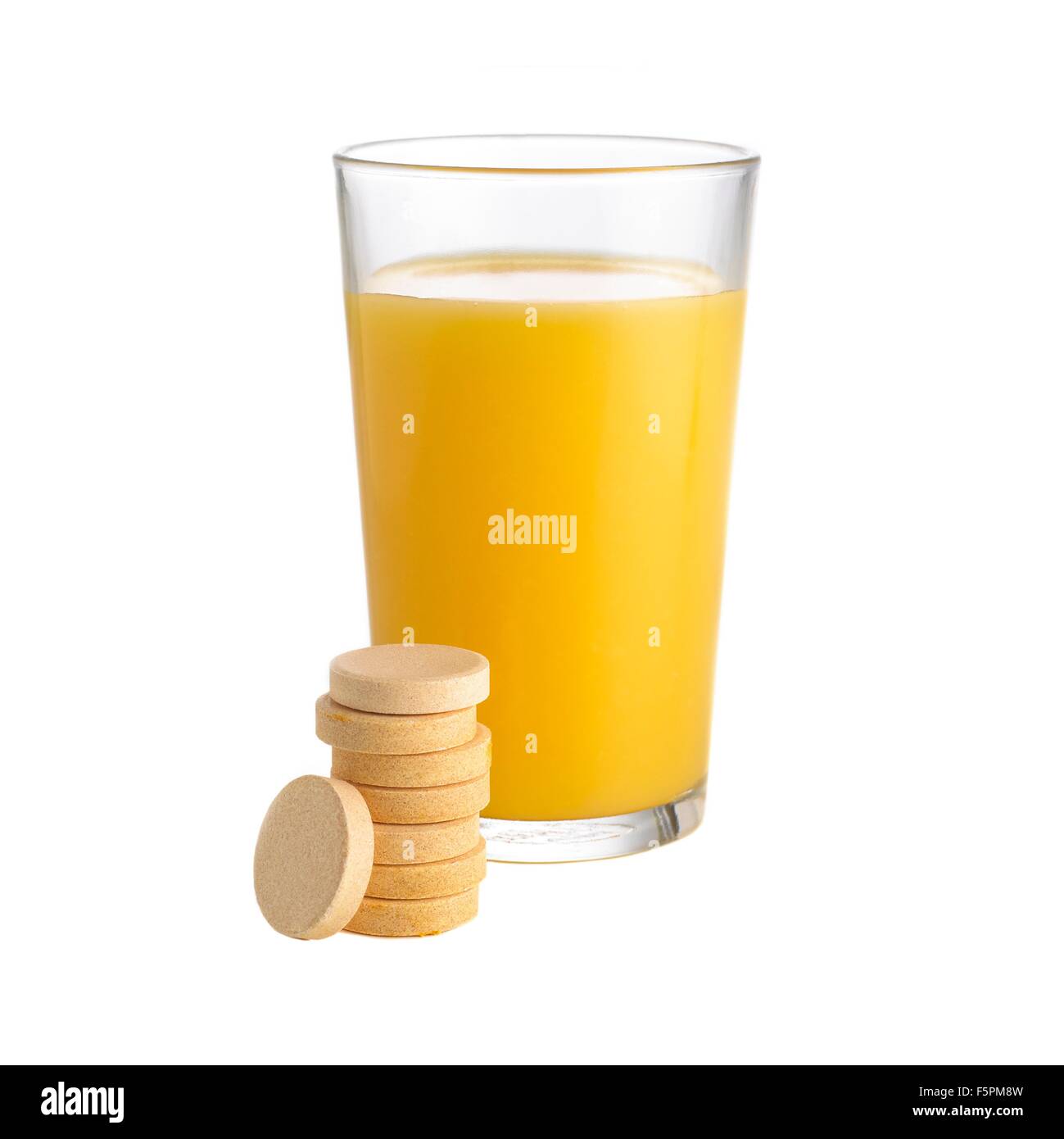 Succo di arancia e vitamina c compresse contro uno sfondo bianco. Foto Stock