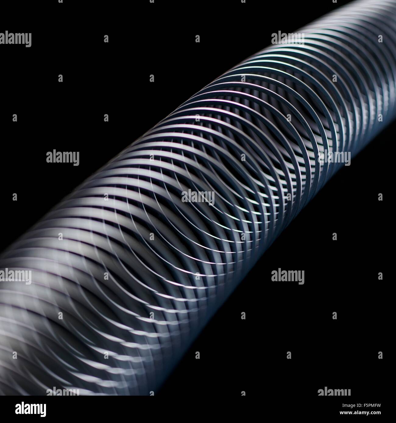 Onda longitudinale in una slinky molla. In direzione longitudinale (o compressione) onde lo spostamento è lungo l'asse di propagazione. Foto Stock