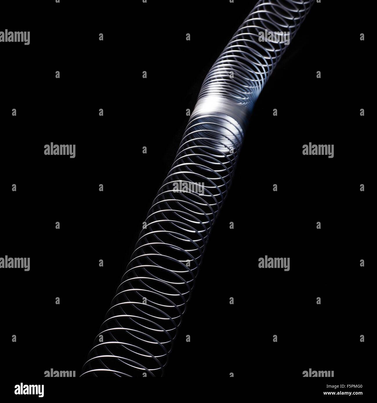 Onda longitudinale in una slinky molla. In direzione longitudinale (o compressione) onde lo spostamento è lungo l'asse di propagazione. Foto Stock