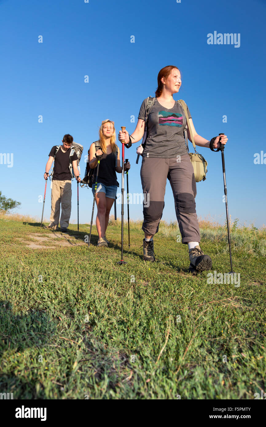 Gruppo di escursionisti passeggiate sul prato erboso Foto Stock