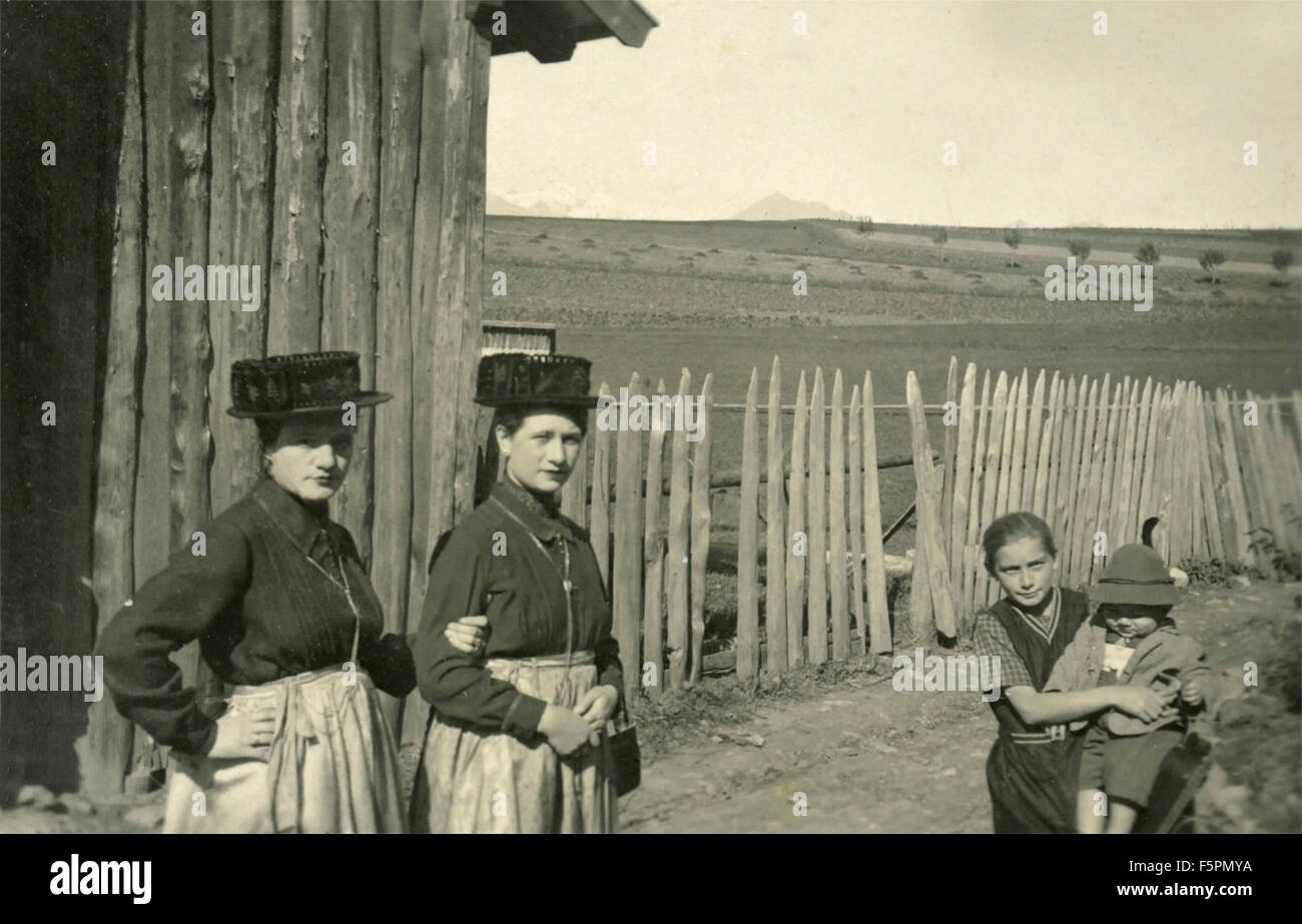 Due donne e un bambino in costume tradizionale, Italia settentrionale Foto Stock